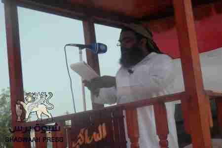 خطيب الجمعة بساحة الحرية بالشحر الشيخ صالح المرشدي أن هناك حرب تشن بقوة ضد شباب الجنوب   بواسطة المخدرات  والقات