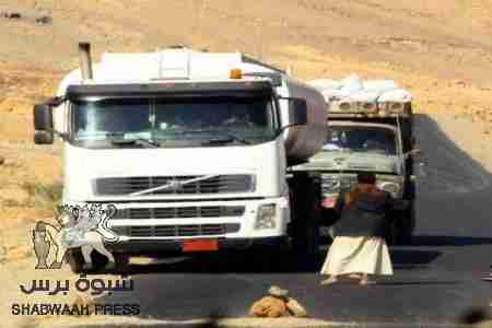 أبناء الصبيحة في منطقة العند لحج يقومون باحتجاز قاطرتين وثلاث سيارات شمالية