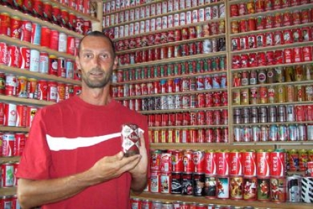إيطالي يجمع 10 آلاف علبة كوكاكولا معدنية من مختلف أنحاء العالم