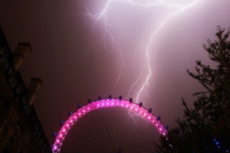 كيف يتعافى الإنسان من ضربة الصاعقة؟