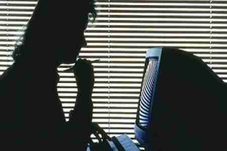 موقع إماراتي: الفيس بوك محظور أمام اليمنيات تحت سن الـ18