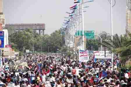 قبل دقائق من المهرجان المركزي ... حشود مليونية تغمر العاصمة عدن بذكرى  اكتوبر الذهبية..