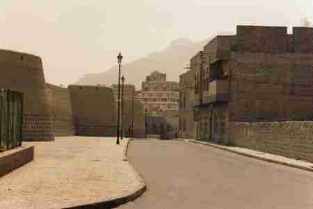 القلق والتوجس يسيطران على عاصمة مضطربة غادرها حكامها