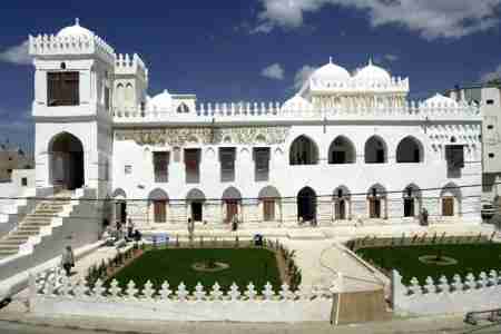 القاعدة تهاجم عدة مواقع عسكرية في محافظة البيضاء