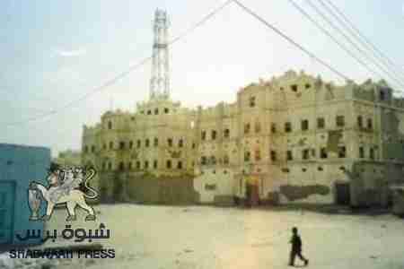 سياره مفخخه تقتحم في بوابة اللواء 111  المرابط في مدينة أحور الساحلية بأبين