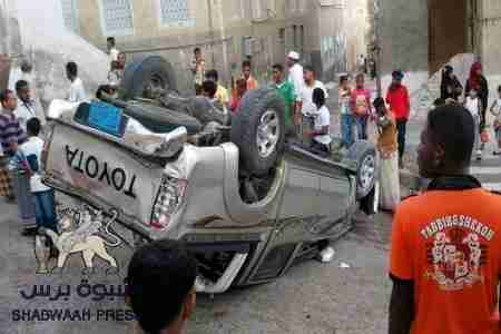 انقلاب سيارة هايلكس يتسبب بوفاة طفلة واصابة سائقها بالمكلا