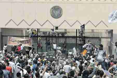 انفجار محيط السفارة الأمريكية بصنعاء ألعاب نارية