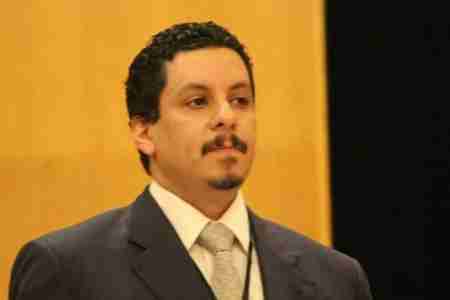 رئيس مؤتمر الحوار يمارس العنصرية بقوة الأمن اليمني في جلسة عامة