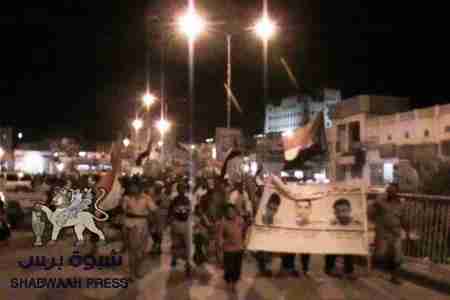 جماهير سيئون تنتفض في مسيرة الأسير الجنوبي غاضبة على سقوط شهداء وجرحى المكلا