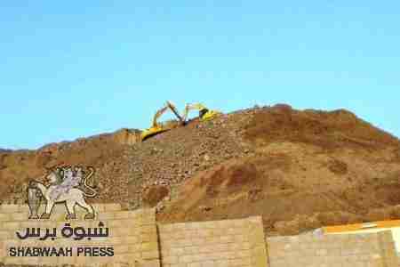 مسلسل بيع اراضي عدن مستمر .. مدير الاوقاف يوزع جبال البريقة للمقربين (صور وثائق)