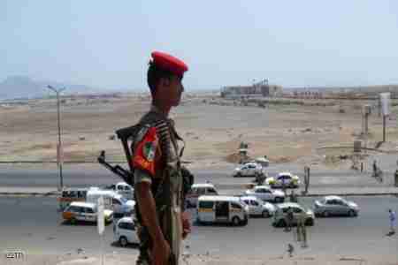 إصابة ضابط مخابرات يمني بانفجار عبوة في مدينة عدن