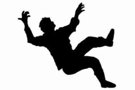 صاحب عمارة سعودي يقتل مقاول يمني بالرصاص ويسقط بعد ذلك من سطح عمارته ميتا