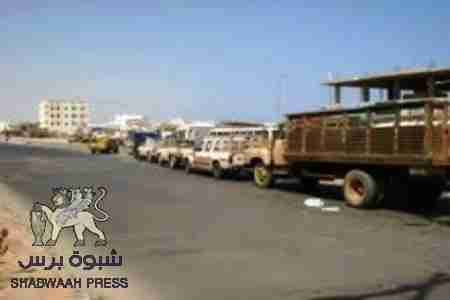 تكدس مئات السيارات أمام محطات بيع البنزين بالمكلا في أشح ازمة وقود تبدو ستواجه المواطنين في حضرموت