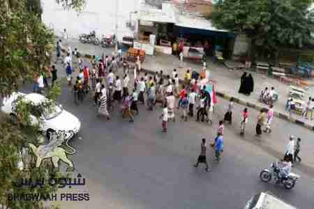 المكلا .. تصعيد شعبي &lsquo;&lsquo;متواصل&lsquo;&lsquo; للمطالبة بإطلاق سراح ناشطون والتنديد بجرائم الجيش اليمني