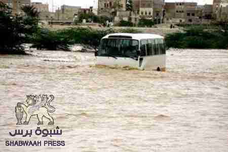 السيول تحاصر مدينة المكلا من الشرق ومن الغرب (صور)