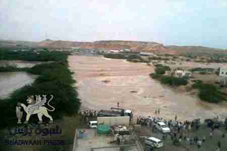 سيول المكلا تجرف شابتين شقيقتين ..  والدفاع المدني في أسوأ حالاته