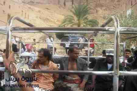 سقوط عصابة مسلحة في أيدي المواطنون بعد سطوها على محل صرافة في دوعن