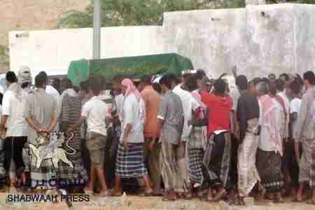 فيما لا تزال شقيقتها مفقودة : تشييع الغريقة لطيفة الشعملي في المكلا