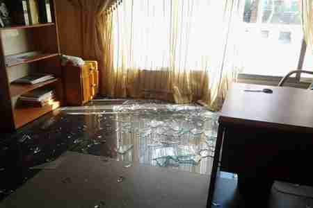 تهشيم زجاج السفارة اليمنية في بيروت إثر الانفجارات (صور)