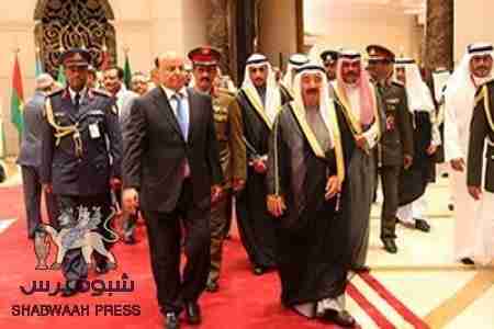 بعد 23 عام من القطيعة .. هادي أول رئيس يمني يصل الكويت وصباح الأحمد على رأس مستقبليه