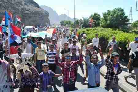 الالاف ينطلقون في مسيرة راجلة من المعلا الى خور مكسر