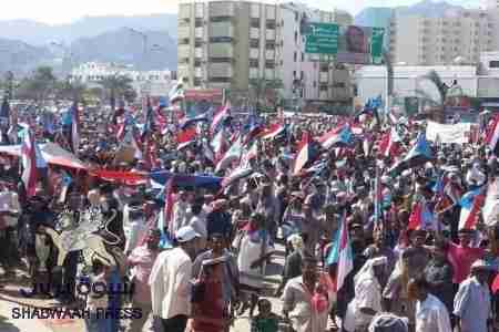 الجنوبيون يحتشدون في ساحة الحرية الآن