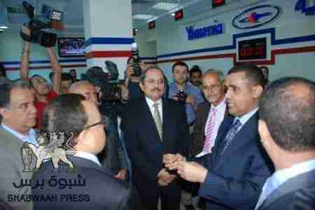 موظف اليمنية بمطار القاهرة : أنتم ياحضارمة تشتو لكم دعس