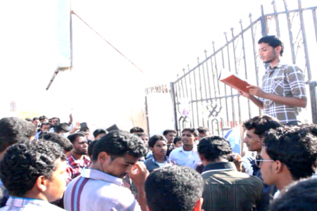 وقفة إحتجاجية لطلاب جامعة حضرموت للتنديد بأغتيال المقدم سعد&lrm; بن حبريش