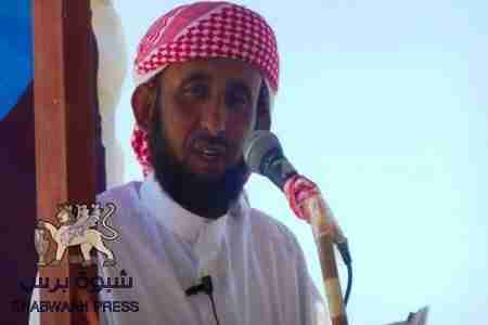 أبناء شبوه يؤدون شعائر جمعة التضامن مع قبائل الحموم في مخيم الشهيدين