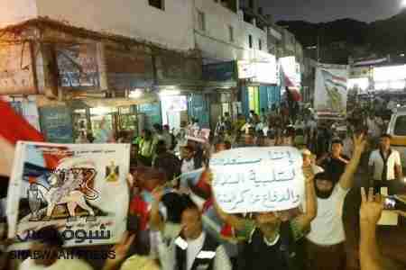 الالاف في عدن يهتفون يا قبائل حضرموت ننتصر ولا نموت