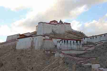 دولة خليجية تستعد لبناء أضخم قصر للرئيس السابق في صنعاء