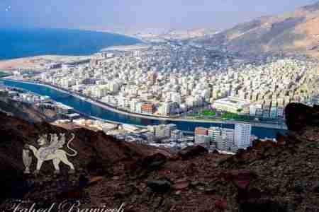 العميد فهمي محروس يسلم معسكر الثورة التابع للأمن العام للجيش اليمني والعناصر الجهادية .