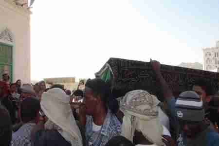 الالاف بالمكلا يشيعون اول شهداء حضرموت في الهبة الشعبية