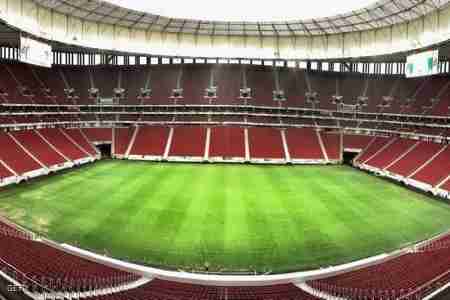 تسرب مياه الامطار من سقف ملعب معد لكأس العالم  في البرازيل 2014