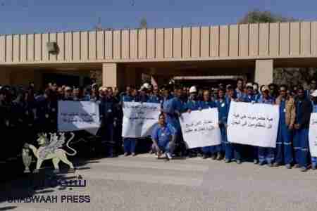 عمال بترومسيلة بميناء الضبة لتصدير النفط برفضون إستخدام مرافق الشركة من قبل الجيش ضد الحموم