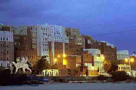 عاجل : 6 قتلى في غارة جوية على سيارة في مديرية شبام .