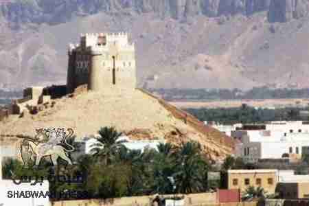 قبيلة آل كثير تقيم نقطة في سيئون بعد سرقة سيارة أحد افرادها.