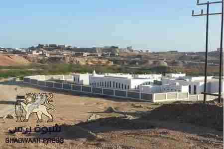 فضيحة أخلاقية ووطنية للسلطة المحلية .. تحويل مبنى حكومي الى سوق للقات بالمكلا