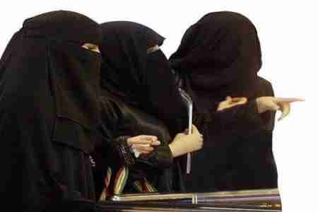 القبض على مواطن شمالي متنكرا بزي نسائي في مدينة المكلا