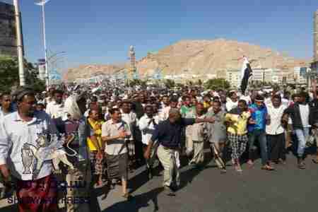 الالاف من أبناء المكلا يشاركون في مسيرة النصرة للضالع