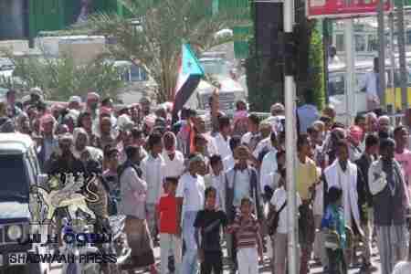 تظاهرة في سيؤن تؤكد تواصل الهبة الشعبية وتتضامن مع الضالع وتاجر شمالي يرفع السلاح .