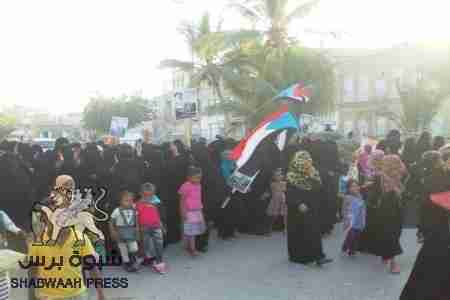 حرائر شحير يجوبين شوارع المدينة بمسيره حماهيرية حاشدة تضامناً مع الضالع