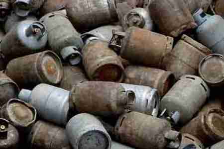 عمال تعبئة الغاز في حضرموت بعد 17 عاما خدمة يعملون بالأجر اليومي