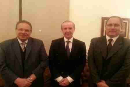 الرئيس علي ناصر يلتقي بسفير الأرجنتين في القاهرة والسفير المصري هشام مرزوق