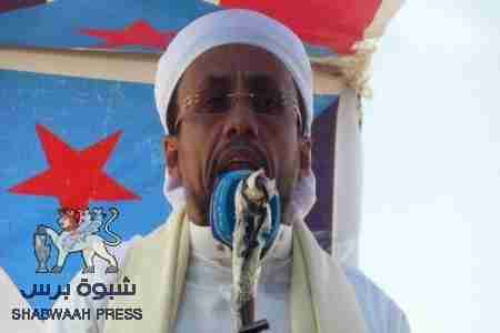 أبناء شبوه يؤدون صلاة جمعة التصالح بمخيم الشهيدين بعتق