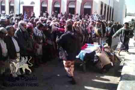 بدء تشييع الشهيد راحج الدابسي في عتق والمقتول غدرا من قبل الأمن اليمني