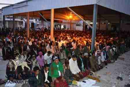 الالاف الجنوبيون يؤدون صلاة مغرب عشية ذكرى التصالح الجنوبي الثامنة بالضالع