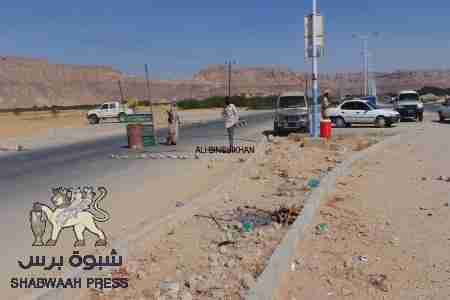 لليوم الرابع لى التوالي رجال قبائل العوامر بنقطة مفرق تاربه يوقفون سيارات القات من العبور