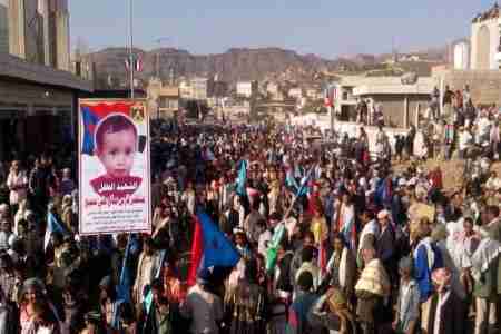 مئات الالاف يشيعون ضحايا مجزرة سناح في الضالع