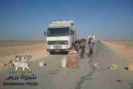 العوابثة يقيمون قطاع قبلي بجول القشم يحرم الشركات النفطية من التموين بحضرموت